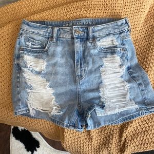 American Eagle “comfort stretch waistband” mom jean shorts size 4